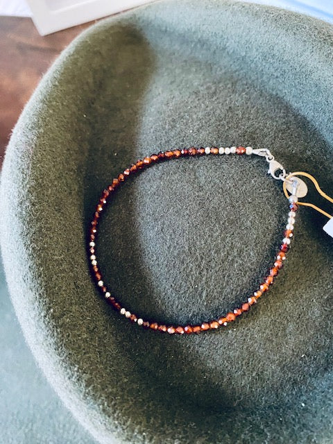 Garnet gemstone bracelet with 14K goldfilled with clasp