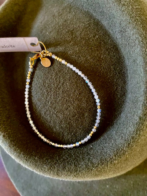 Laboradorite gemstone bracelet in silver with clasp