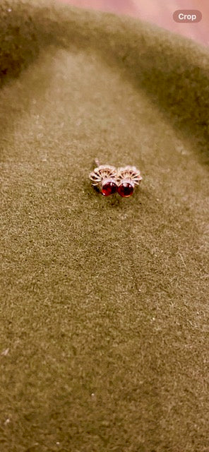 Garnet gemstone earrings in silver .925